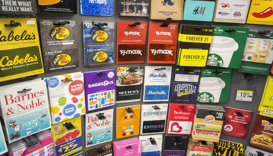 Estante con tarjetas de regalo de varias tiendas