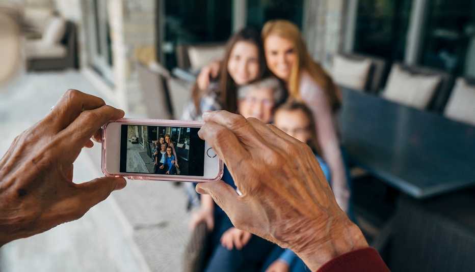 Abuelo toma una foto a la abuela con sus nietas