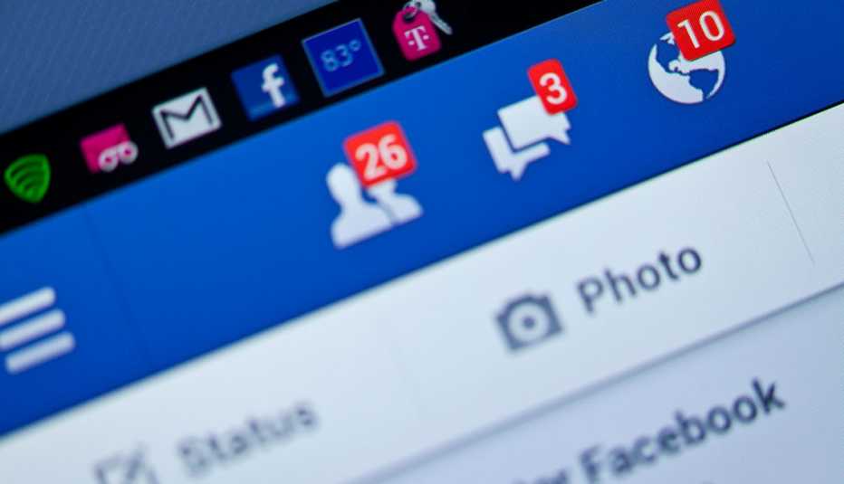 Vista de primer plano de 10 notificaciones de Facebook en un teléfono inteligente.