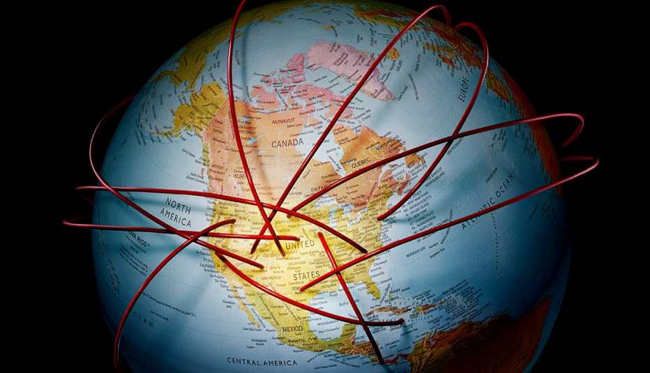 Globo terráqueo con Norte América con líneas rojas que llegan de partes desconocidas de otros territorios. Globo terráqueo con Norte América con líneas rojas que llegan de partes desconocidas de otros territorios.