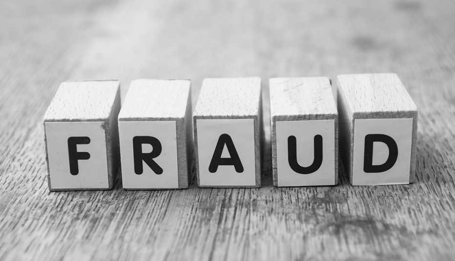 Letras en cubos de madera que dicen fraude