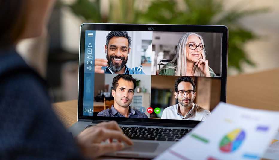 Persona participando en una videoconferencia con cuatro personas más.