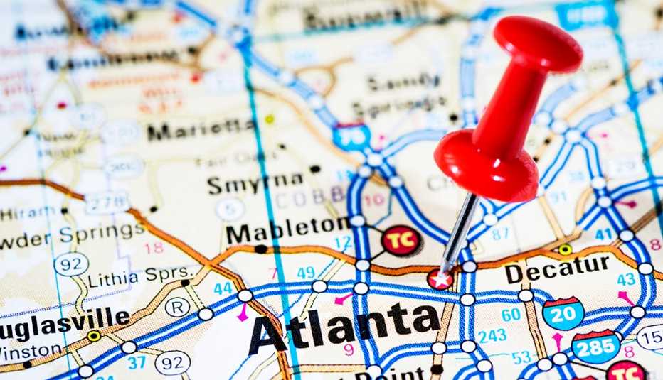 Mapa de las capitales de Estados Unidos y un incicador que señala Atlanta, Georgia Mapa de las capitales de Estados Unidos y un incicador que señala Atlanta, Georgia
