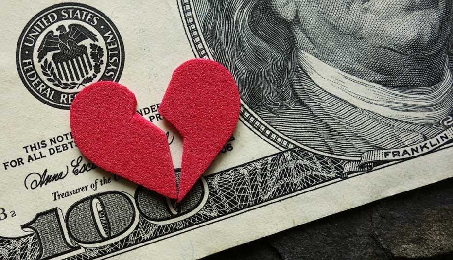 billete de 100 dólares y un corazón rojo roto encima billete de 100 dólares y un corazón rojo roto encima