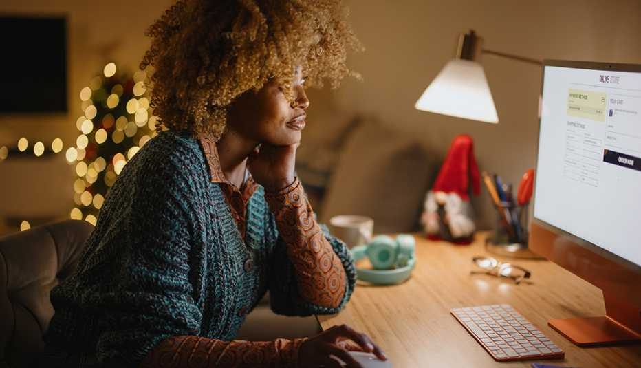 Mujer hace compras en línea desde su computadora
