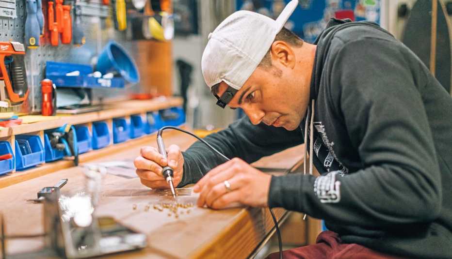 Mark Rober, ex ingeniero de la NASA trabajando en su laboratorio en California Mark Rober, ex ingeniero de la NASA trabajando en su laboratorio en California
