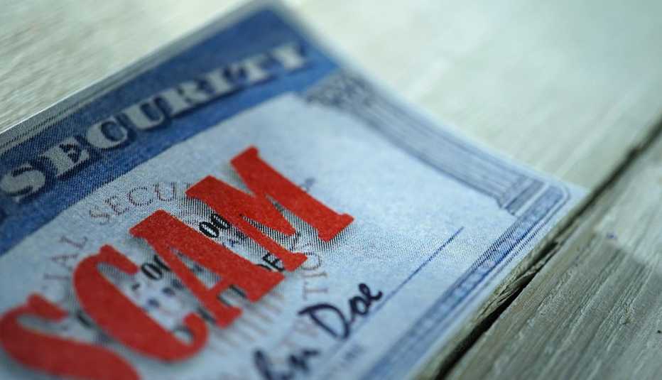 tarjeta del Seguro Social con un letrero en rojo que dice estafa tarjeta del Seguro Social con un letrero en rojo que dice estafa