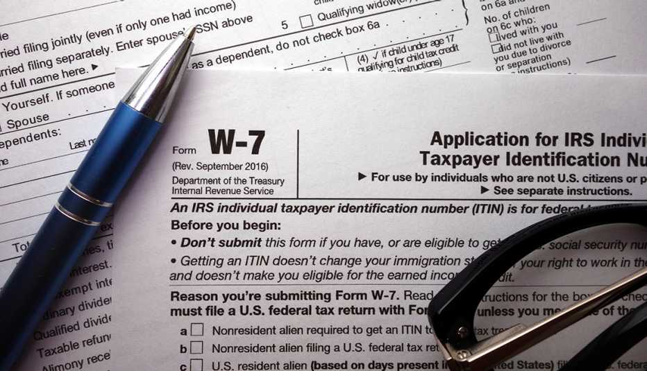 Formulario del IRS W-7 con un lapicero encima. Formulario del IRS W-7 con un lapicero encima.