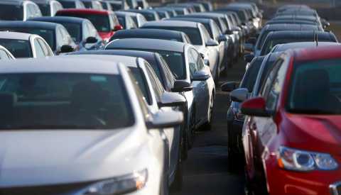 imagen de autos estacionados en fila.
