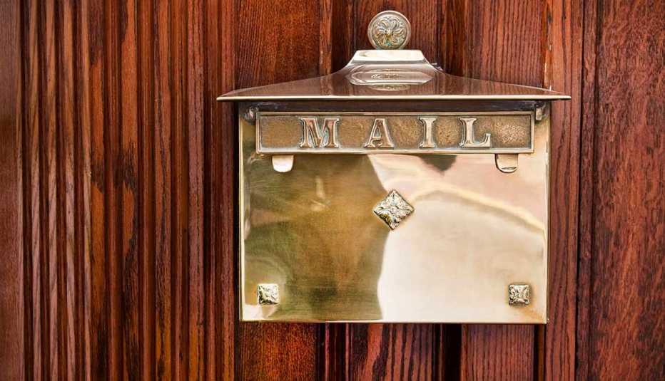 Buzón de correo sobre una puerta de madera
