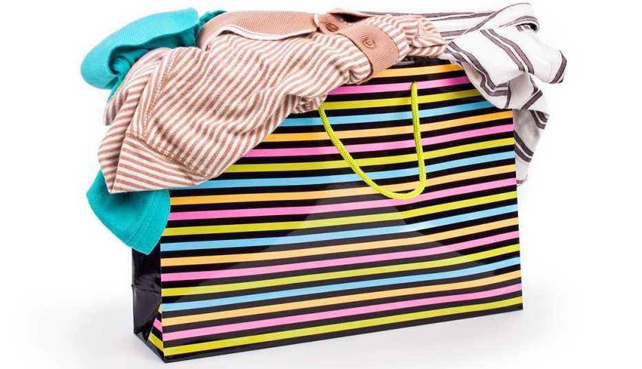 Ropa en una canasta Ropa en una canasta