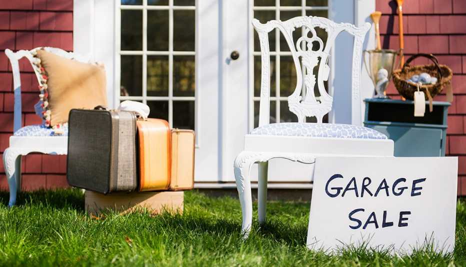 Muebles expuestos en una venta de garaje
