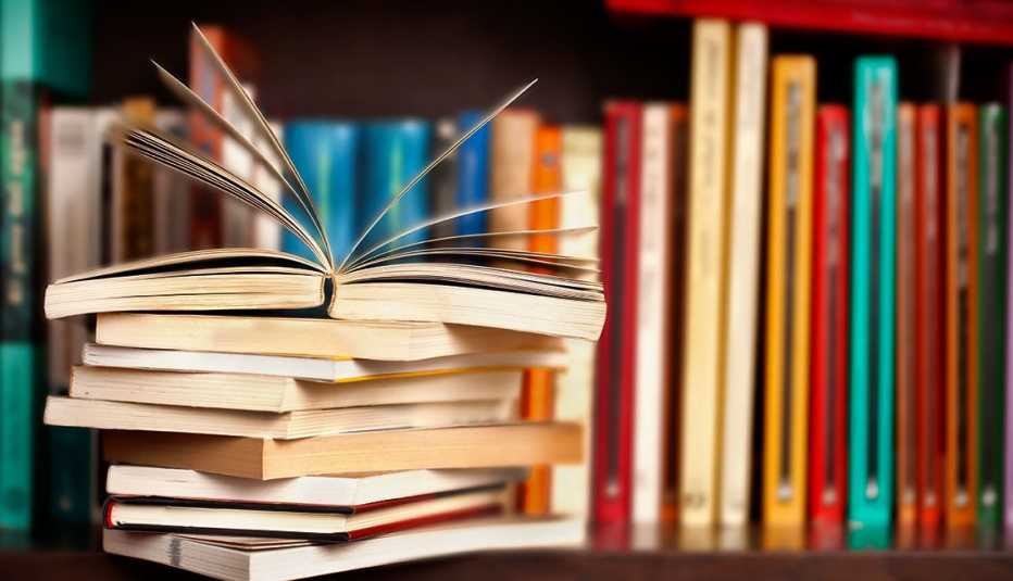 Estantería de libros con tomos en fila y otros acostados - Vende tus libros viejos