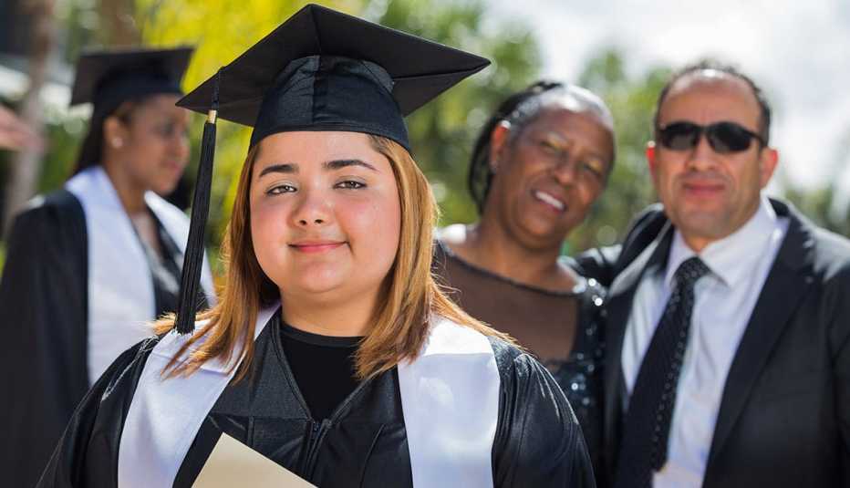 Jóvenes con toga y birrete el día de su graduación - Becas universitarias inusuales