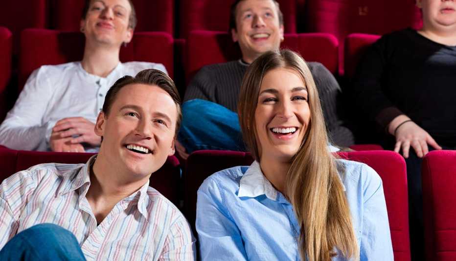 Adultos jóvenes ríendose en un teatro - Becas universitarias inusuales