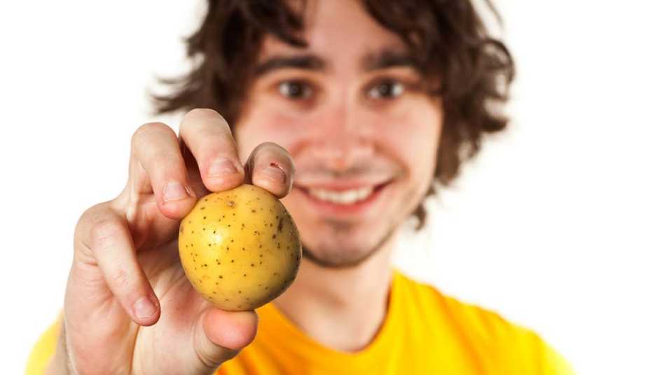 Joven mostrando una papa - Becas universitarias inusuales