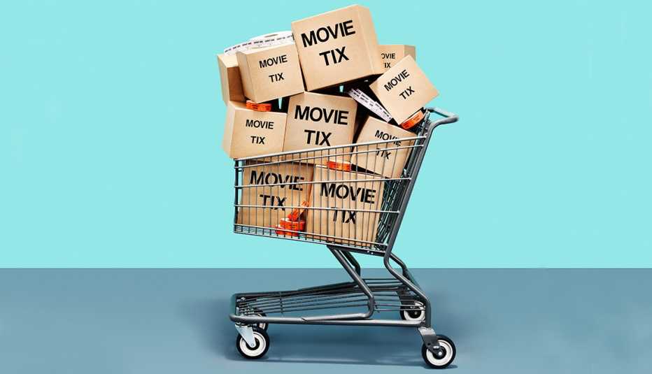 Carro de supermercado con cajas marcadas con las palabras en inglés, tiquetes para películas