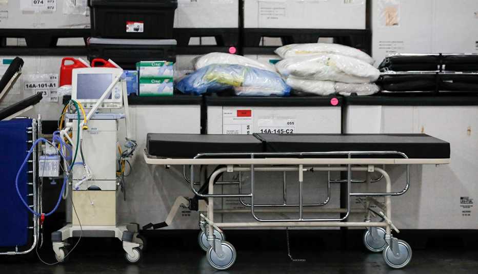 Una camilla, un ventilador y equipo médico