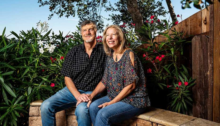 Pamela Parkinson y Tom Josa en el patio de su casa en San Francisco Pamela Parkinson y Tom Josa en el patio de su casa en San Francisco