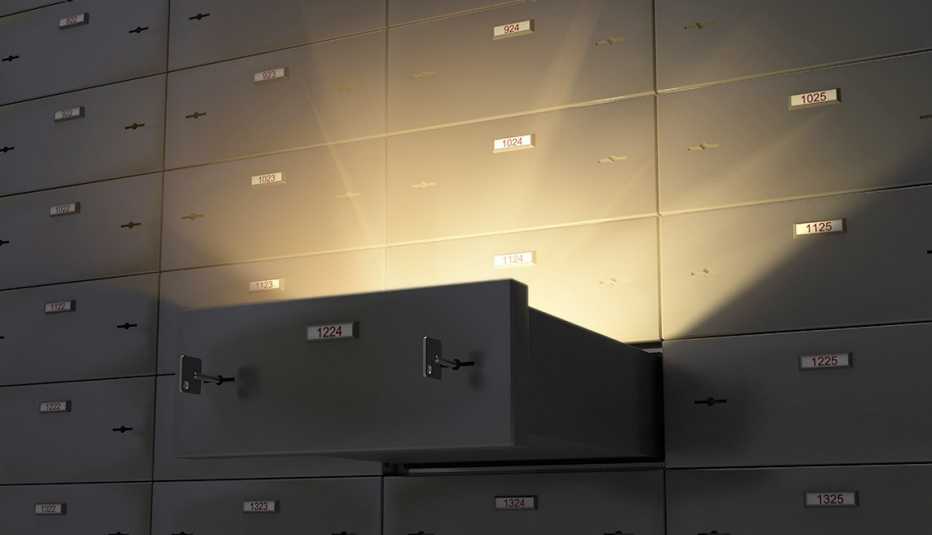 Bóveda de un banco con una caja de seguridad abierta.