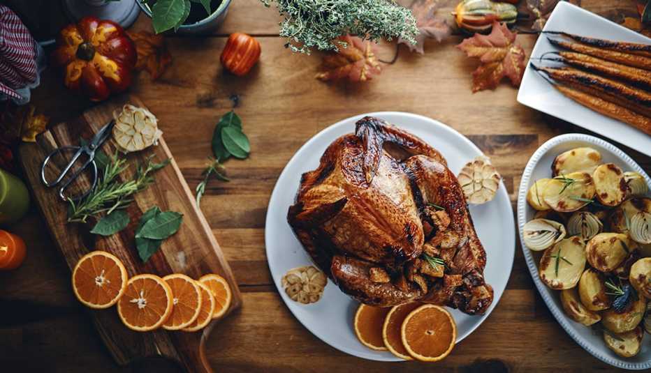 Vista a una cena de acción de gracias con el pavo, y varios acompañantes.