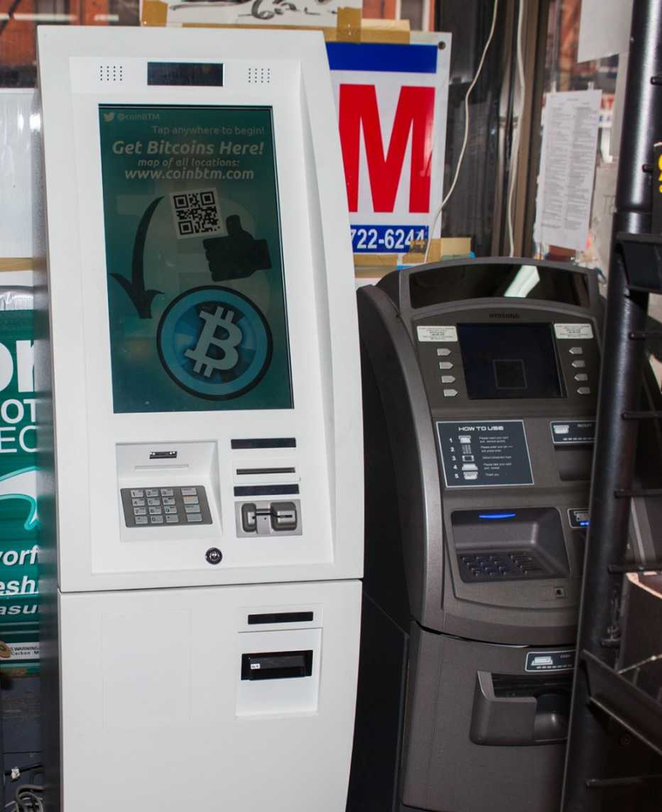 Máquina de bitcóin al lado de un cajero automático en una tienda en Nueva York, enero 14, 2016.