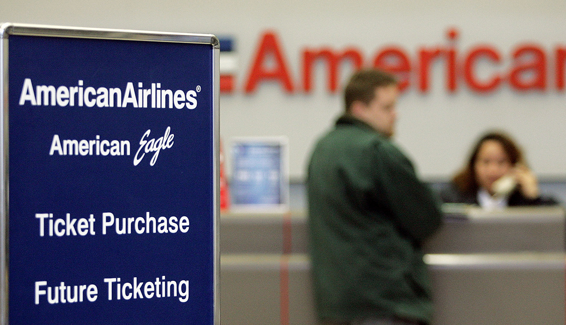 Mostrador de American Airlines donde un cliente es atendido