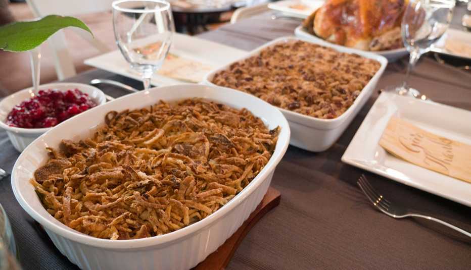 Diferentes platos puestos sobre una mesa, listos para servir
