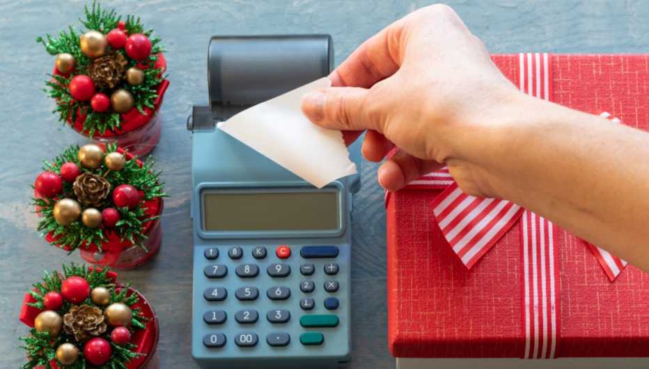 Calculadora en medio de un adorno navideño y un regalo de navidad