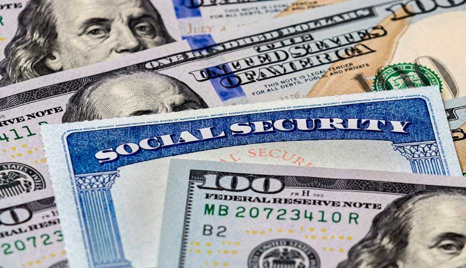 Tarjeta del Seguro Social me medio de billetes de 100 dólares