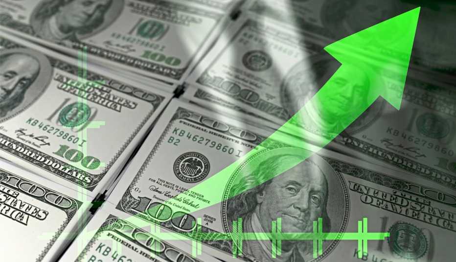 Billetes de 100 dólares y una flecha hacia arriba de inflación en alza