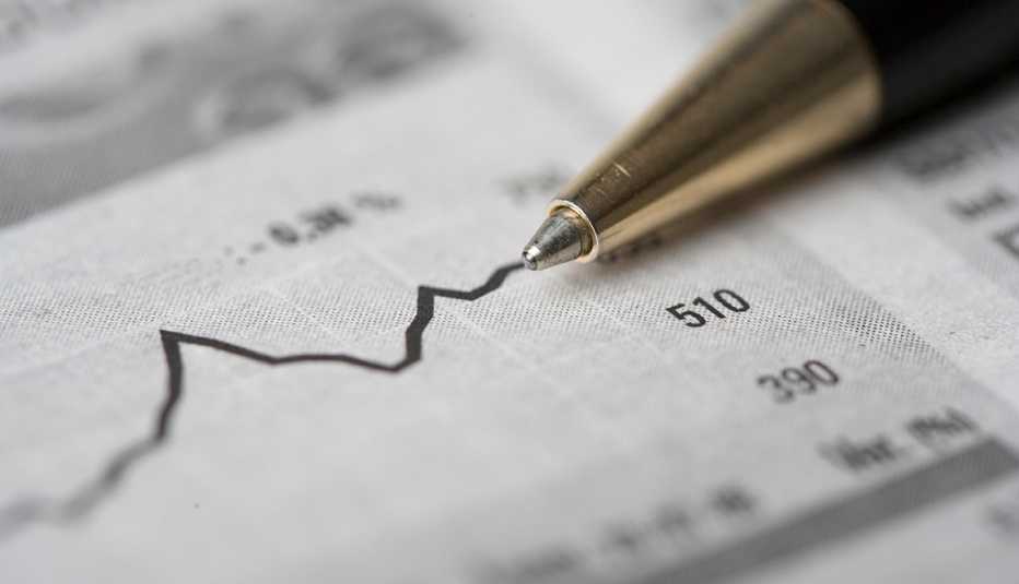 Estadística del mercado de valores con un lapicero encima