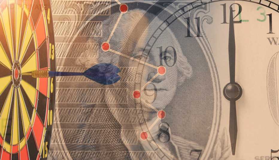 Billete de cien dólares bajo un reloj de pared y un tiro al blanco