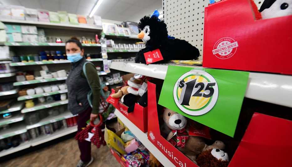 Persona en una tienda de dólar en Alhambra, California, donde se ven unos peluches a 1.25 