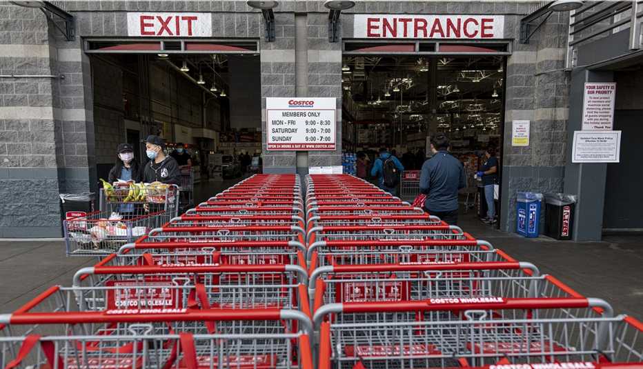 Carritos de compras alineados en la mitad de las puertas de entrada y salida de Costco