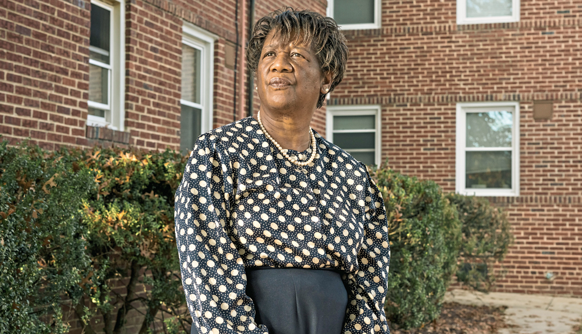 Rose Thompson a las afueras de un edificio de apartamentos en Maryland donde ha rentado por 25 años