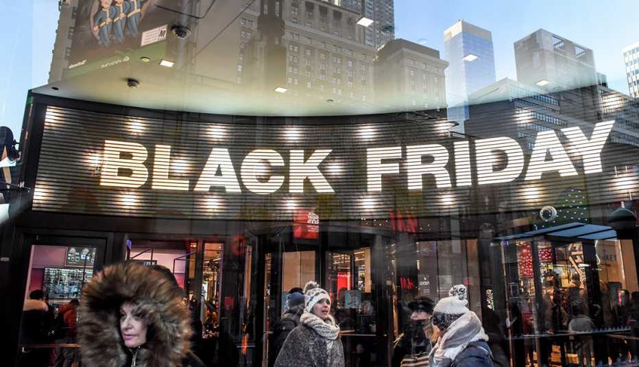 Letrero que dice Viernes Negro en una puerta exterior de la tienda Macy's