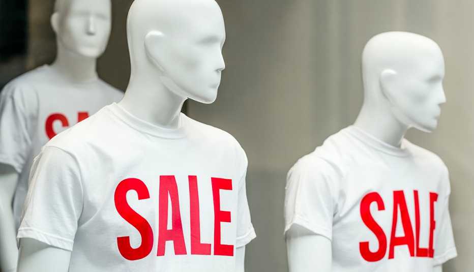 Maniquis usando camisetas blancas y la palabra ofertas en letras rojas