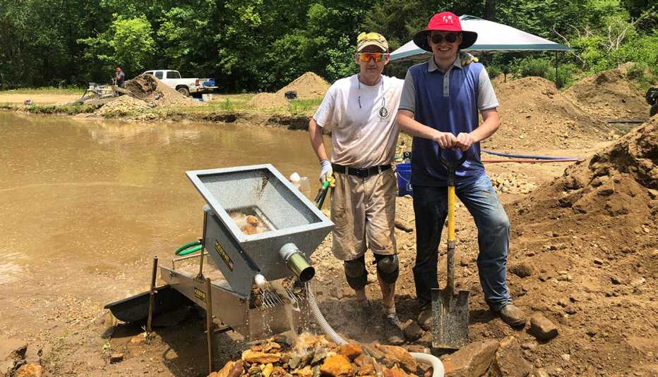 Tim Conway, izq. con su hjjo Baillie Conway, der., trabajando en un campo minero en LDMA Oconee en Tamassee, Carolina del Sur.