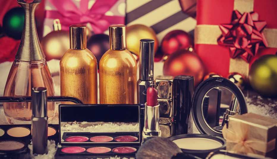 Productos de belleza variados exhibidos como ideas de regalos navideños Productos de belleza variados exhibidos como ideas de regalos navideños