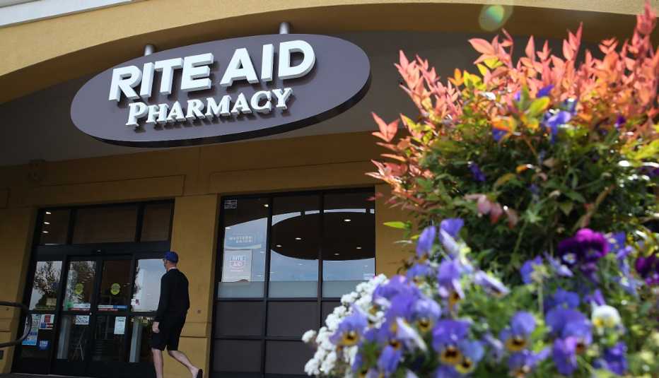 Persona entra a la farmacia Rite Aid