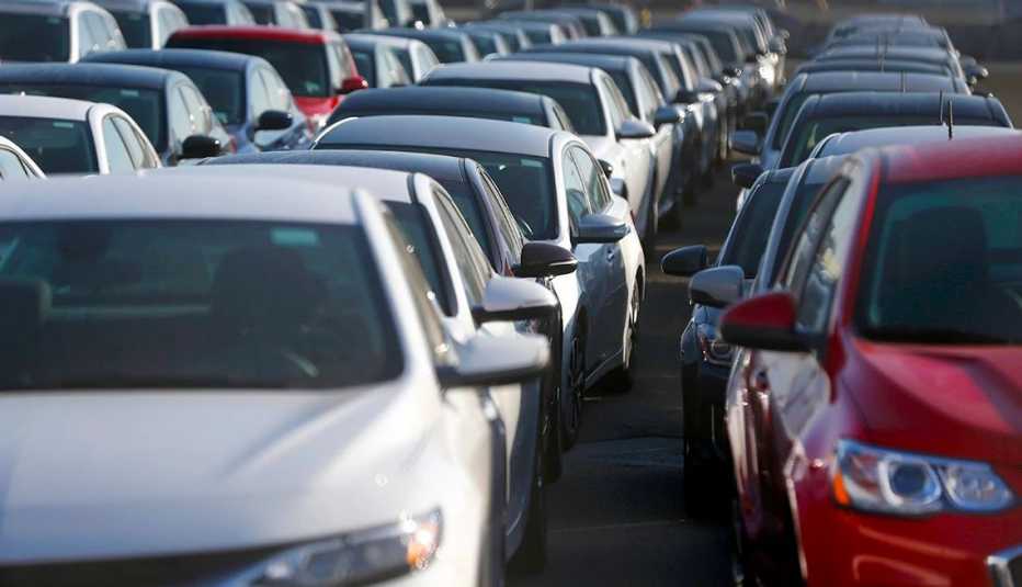 imagen de autos estacionados en fila.