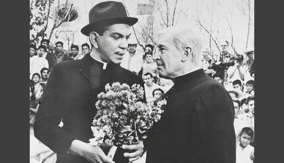 Escena de la película El Padrecito, con Cantinflas y Angel Garasa, 1964 
