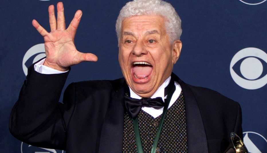Tito Puente festeja su grammy en el año 2000