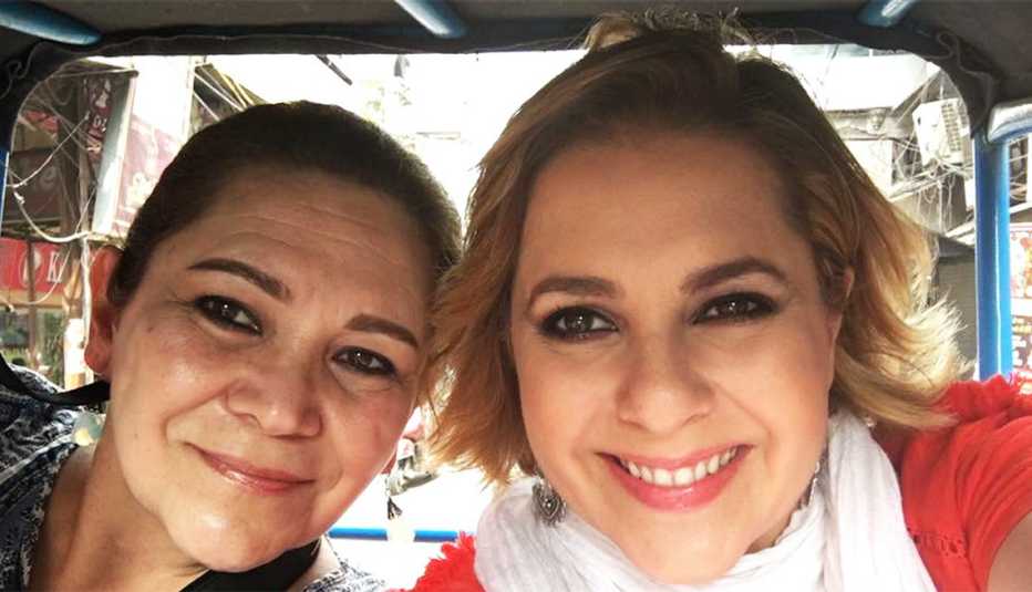 Ana María Canseco con su mamá de vacaciones en la India