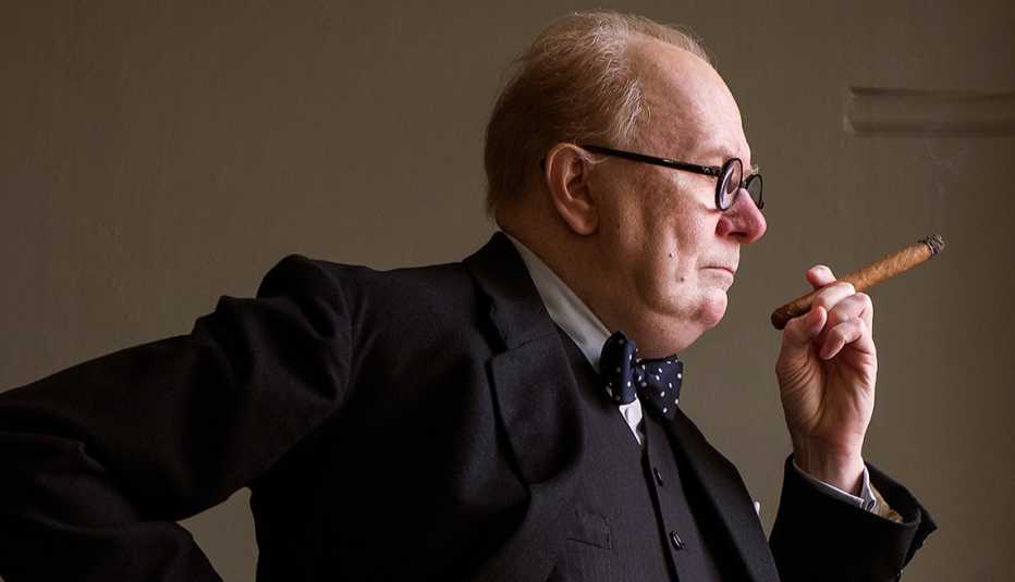 Gary Oldman como Winston Churchill en la película Darkest Hour