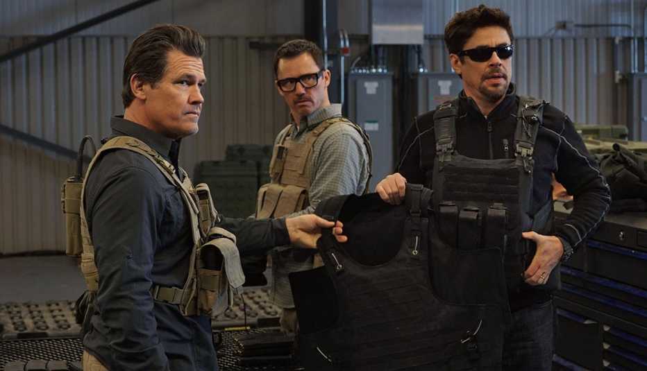 JOSH BROLIN, JEFFREY DONOVAN, BENICIO DEL TORO EN UNA ESCENA DE SICARIO JOSH BROLIN, JEFFREY DONOVAN, BENICIO DEL TORO EN UNA ESCENA DE SICARIO