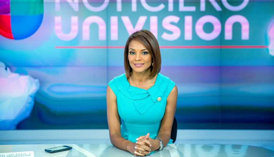 Presentadora del Noticiero Univision Ilia Calderón sentada en el set de grabación Presentadora del Noticiero Univision Ilia Calderón sentada en el set de grabación