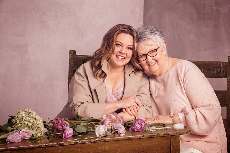 Melissa McCarthy sentada al lado de su madre Sandy