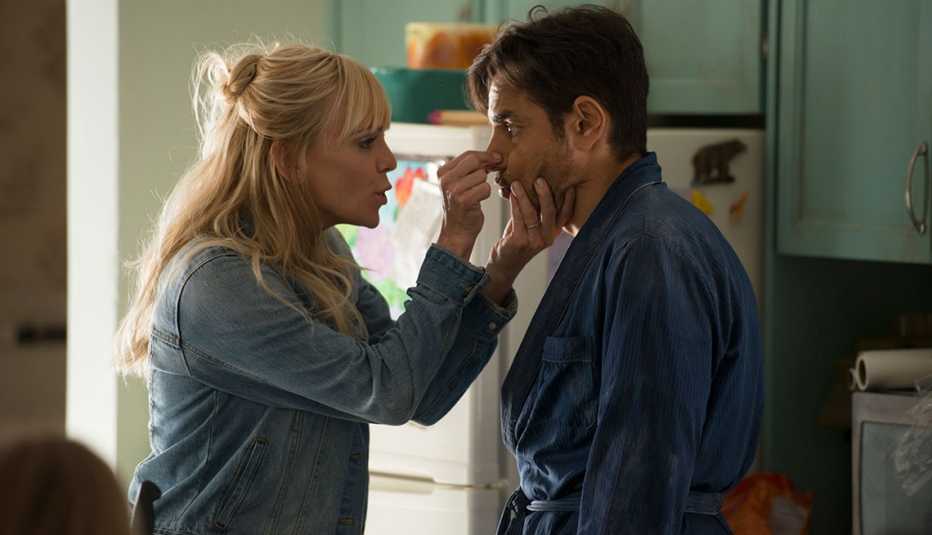 Anna Faris y Eugenio Derbez en una escena de la película Overboard 